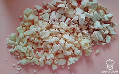 Цветную капусту и грибы нарежьте небольшими кусочками.