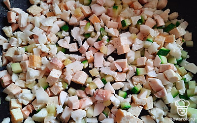 Высыпьте все на сковородку, обжарьте на масле 10 минут.