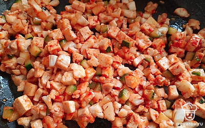 В процессе готовки добавьте томатную пасту, соль и перец.