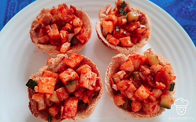 Достаньте тарталетки из духовки и выложите начинку.