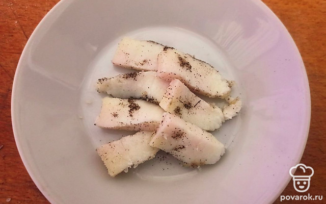 Соленое сало с чесноком и черным молотым перцем «Любимый перекус» — Рецепт с фото