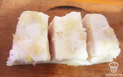 Сделайте глубокие надрезы и натрите сало чесноком.