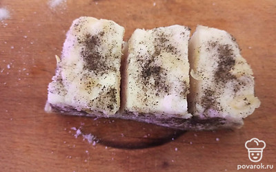 Натрите сало черным молотым перцем и солью (лучше берите каменную).