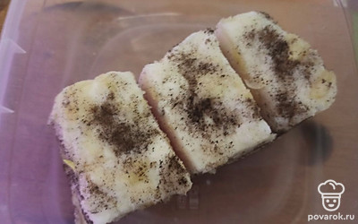 Сложите сало в контейнер и поставьте на 12 часов в холодильник.