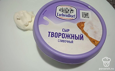 Положите в другой угол творожный сыр.