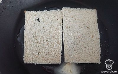 У ломтиков хлеба обрежьте корочки. Обжарьте хлеб на горячей сковороде со сливочным маслом. Томите с двух сторон по 3 минуты.