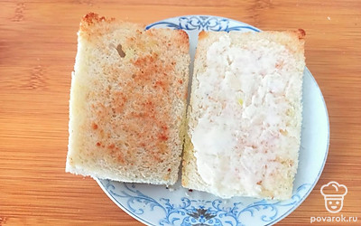 Смажьте обжаренные ломтики маслом и тертым чесноком.