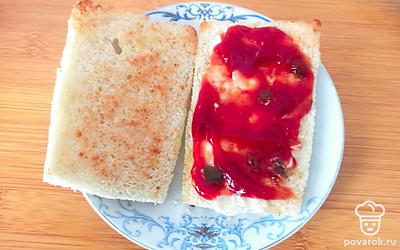 Нанесите томатную пасту и закройте тосты.