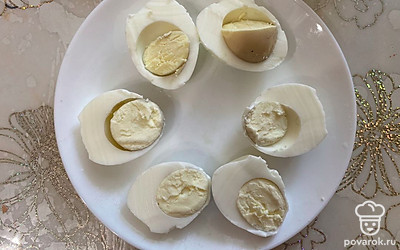 Яйца отварите, очистите от скорлупы и разрежьте пополам.