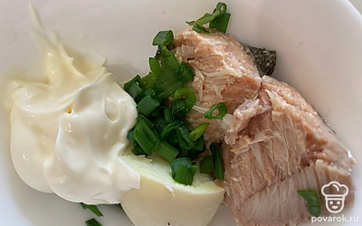 В глубокую тарелку добавьте желтки, консервированную горбушу, измельченный зеленый лук, майонез. Перемешайте.