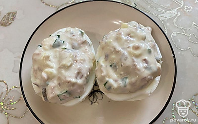 Выложите на яйца готовый фарш.