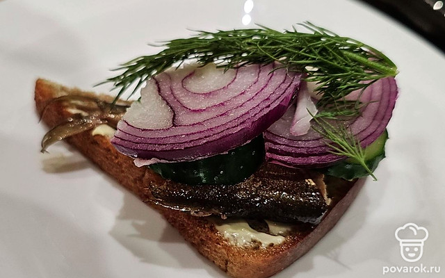 Тост со шпротами и огурцом — Рецепт с фото