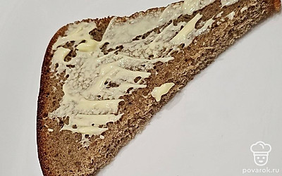 Хлеб смажьте майонезом. 