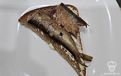 Выложите шпроты.