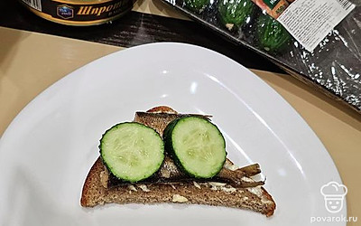 Нарежьте огурцы кружочками. 