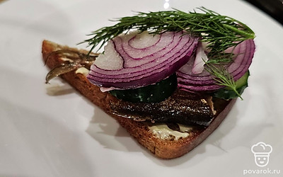 сверху красный лук и укроп