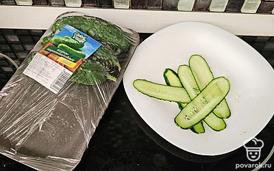 Огурец помойте и нарежьте вдоль тонкими полосками. 