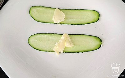 Выложите на огурцовые слайсы творожный сыр.