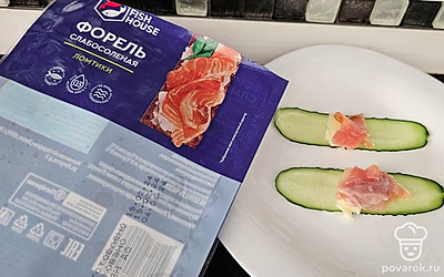 Разложите сверху по кусочку слабосоленой форели.