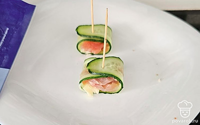 Сверните все в рулет.