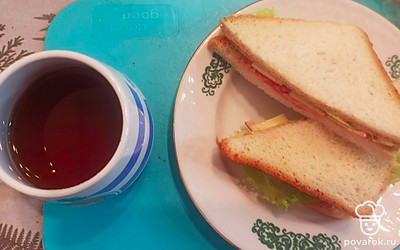 Подавайте блюдо, нарезав на кусочки, с любимыми напитками.