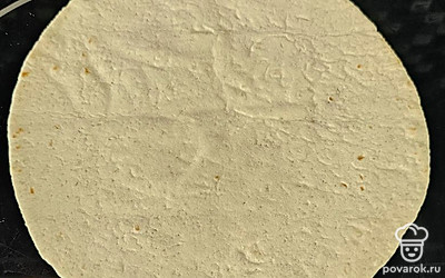 Лаваш смажьте майонезом. 