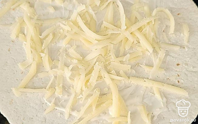Натрите и распределите сыр. 