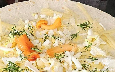 Добавьте измельченный укроп.