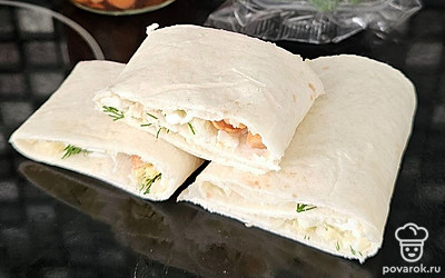 Сверните лепешку с начинкой рулетом. 