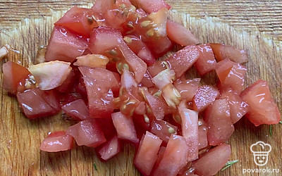 Нарежьте помидоры.