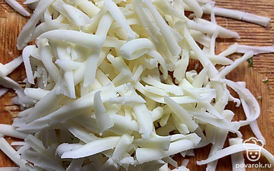 Сыр натрите на терке.