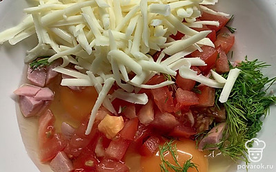 Соедините яйца, зелень, сыр, помидоры и сосиски.