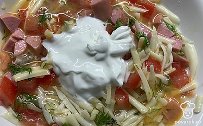 Добавьте сметану и перемешайте, посолите.