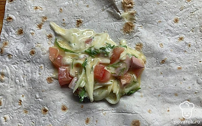 Лаваш разрежьте, выложите начинку.