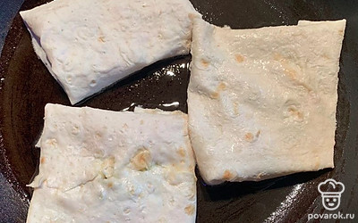 Сверните, конвертики обжарьте на сковородке.