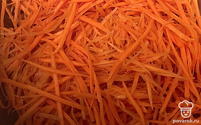 Морковь натрите на терке для моркови по-корейски. Добавьте уксус, соль и сахар. Перемешайте и оставьте при комнатной температуре на 1 час.