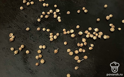 Зерна кориандра обжарьте пару минут на сухой сковороде и разотрите ступкой в порошок.