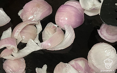 Крупно нарежьте лук, обжарьте его на масле до золотистого цвета. После лук нам не понадобится, мы использовали его для ароматизации масла.