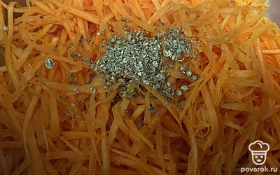 Залейте морковь горячим маслом, добавьте кориандр.