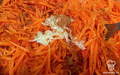Добавьте красный перец и чеснок, тщательно перемешайте. Дайте настояться моркови минимум пару часов в холодильнике.