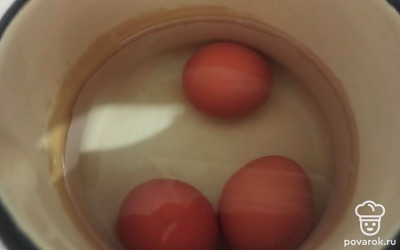 Яйца отварите до готовности. Это 8 минут с момента закипания воды. 