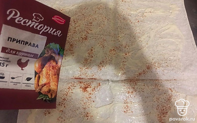 Лист лаваша смажьте майонезом и посыпьте приправой для курицы.