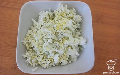 Яйца натрите на терке, посолите по вкусу.