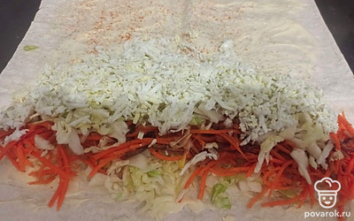 Выложите все ингредиенты на лист лаваша и сверните рулет.