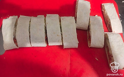 Нарежьте рулет на порции. 