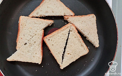 Обжарьте на сухой сковороде с обеих сторон хлеб.