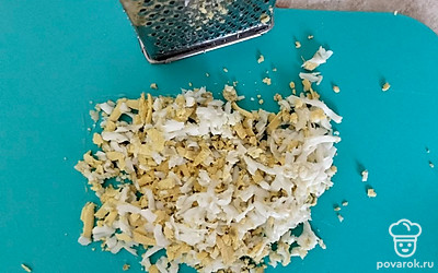 Натрите на терке яйца.