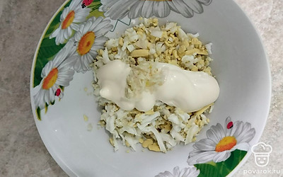 Добавьте к яйцам майонез, чеснок, перец. Тщательно перемешайте. 
