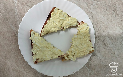 Намажьте яичную смесь на хлеб.