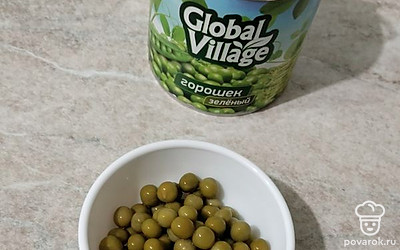 Подготовьте горошек, слейте с него воду. 